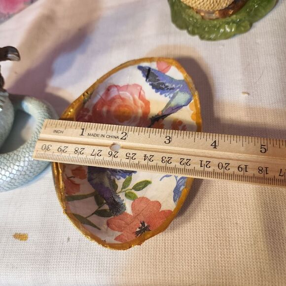 DECOUPAGE BIRDS AND FLOWERS ON A CLAM SHELL - Picture 7 of 9